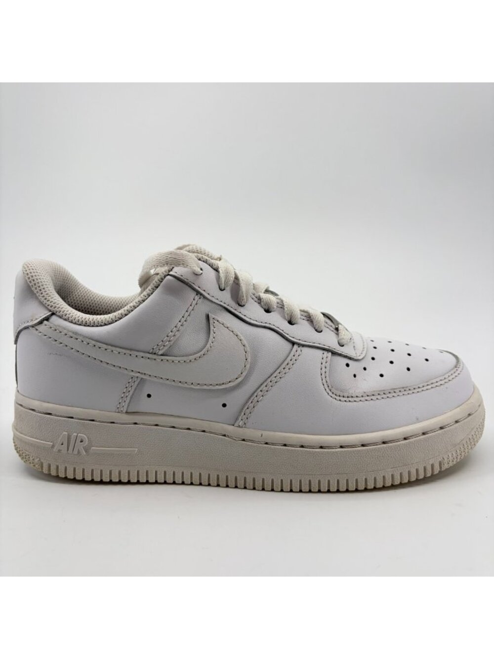 Nike Air Force 1 '07 Low Womens Size 5.5 White Athletic Leather Shoes Sneakers